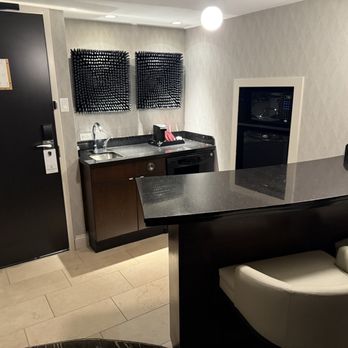 Halifax Marriott Harbourfront Hotel - Suite bar - Hotels Near Me - Halifax, Nova Scotia Halifax Marriott Harbourfront Hotel - Suite bar - Hotels Near Me - Halifax, Nova Scotia