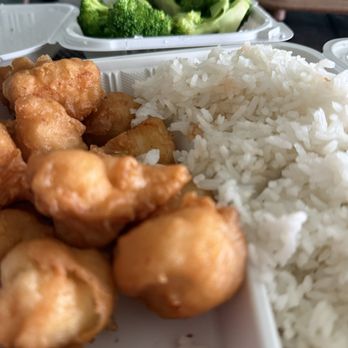 Weng's Kitchen - Sweet and sour chicken with white rice and veggies - Chinese Near Me - Farmington, Minnesota Weng's Kitchen - Sweet and sour chicken with white rice and veggies - Chinese Near Me - Farmington, Minnesota