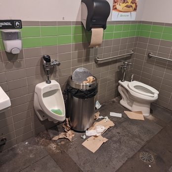 BurgerFi - 4/18/22 - I would like to say this is an isolated occurrence, but there really is serious attempt at cleanliness at this Burger Fi location. - Hot Dogs Near Me - Woodbridge, Virginia