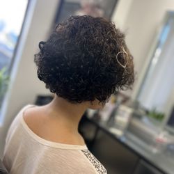 Shamsi Beauty Salon - Short curly hair cut
