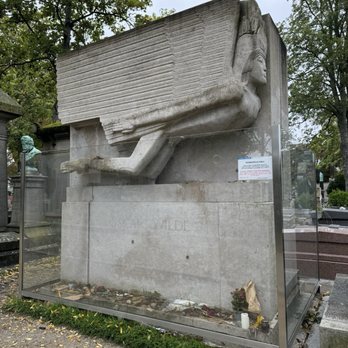 Cimetière du Père Lachaise - Oscar Wilde - often visited for various reasons - Funeral Services & Cemeteries Near Me - Paris, 75