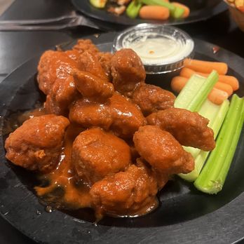 Duff's Famous Wings - American Near Me - Amherst, New York