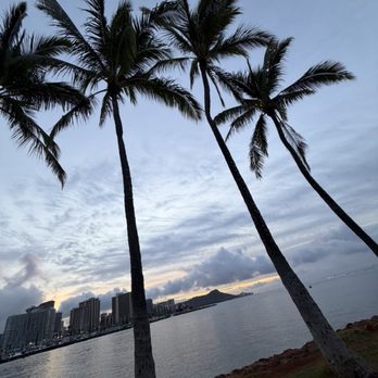 Ala Moana Beach - Sunrise - Beaches Near Me - Honolulu, Hawaii