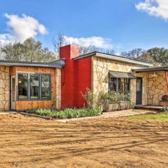 Betty B's City House - Beautifully updated mid-century modern home, a short walk to the Blanco Square. - Bed & Breakfast Near Me - Blanco, Texas Betty B's City House - Beautifully updated mid-century modern home, a short walk to the Blanco Square. - Bed & Breakfast Near Me - Blanco, Texas