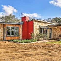 Betty B's City House - Beautifully updated mid-century modern home, a short walk to the Blanco Square.