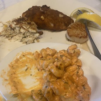 Paula's On Main - Seafood sampler - crab cake, fried walleye, scallops and pasta. - Seafood Near Me - Fort Wayne, Indiana