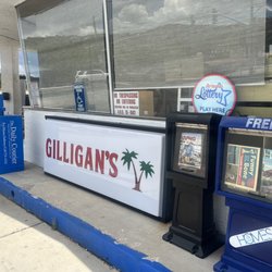 Gilligan's 76 - Front door