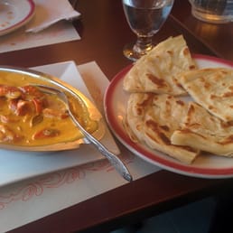 Chicken dish with naan bread Chicken dish with naan bread