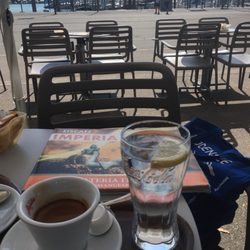 Eiscafe Imperia - Entspannter Blick vom Café zum Hafen. Bis 14 Uhr Frühstück ab 5 bis 18 €.