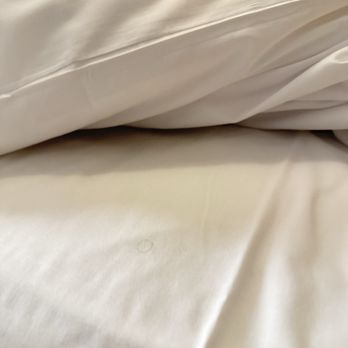 MOB Hotel - Hair within sheet on bottom end of the bed - Hotels Near Me - Saint-Ouen, 93