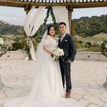 Pretty in Pink Events - Simple bridal boutique (All White) - Florists Near Me Pretty in Pink Events - Simple bridal boutique (All White) - Florists Near Me