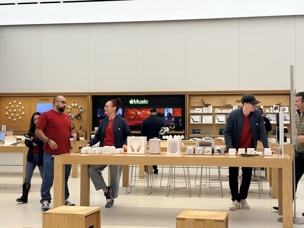 APPLE - Updated June 2026 - 40 Photos & 249 Reviews - 11937 Market St ...