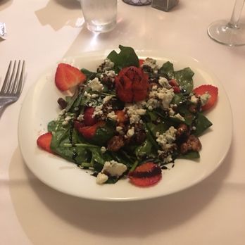 The Packing House - Strawberry Walnut Salad - American Near Me - Milwaukee, Wisconsin