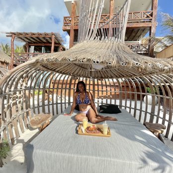 Hotelito Azul Tulum - Sergio made sure I had my breakfast on the beach!! The hotel has a delicious smoked salmon & avocado breakfast sandwich and vegan smoothies! - Hotels Near Me - Tulum, ROO