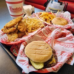 Freddy's Frozen Custard & Steakburgers - Borgir and fries.