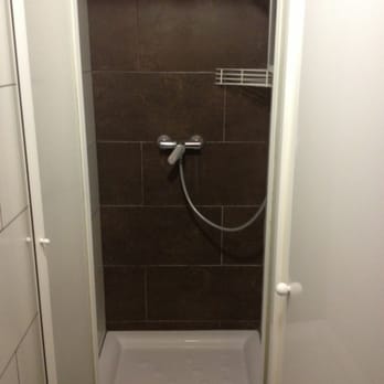 360 Hostel - A shower - Hostels Near Me - Barcelona, B