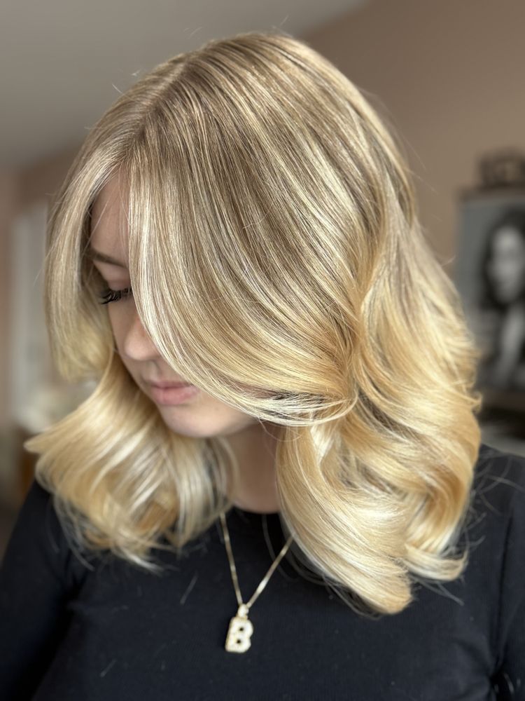 Modern Blonde Salon Image