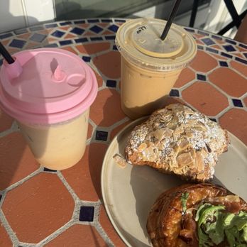 Lineage Coffee Roasting - Cozy cloud, iced vanilla latte, almond croissant, prosciutto danish - Coffee & Tea Near Me - Orlando, Florida Lineage Coffee Roasting - Cozy cloud, iced vanilla latte, almond croissant, prosciutto danish - Coffee & Tea Near Me - Orlando, Florida