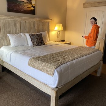 Hotel De Ville - Bed (in front of desk area) - Hotels Near Me - Corpus Christi, Texas