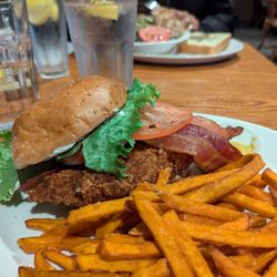 Parkside Pub & Grill - Chicken finger sandwich with sweet potato fries