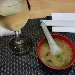 Umi Sushi - Grauburgunder (4€) und Miso Suppe (1,90€)