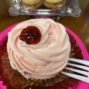 Smallcakes Medallion - Strawberry cupcake - Cupcakes Near Me - Dallas, Texas Smallcakes Medallion - Strawberry cupcake - Cupcakes Near Me - Dallas, Texas