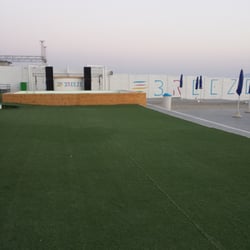 Breeze - Questa la zona piscina e solarium
