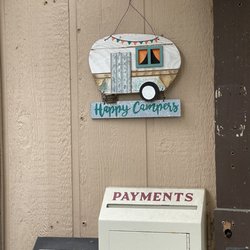 Umpqua Safari Rv Park - Happy Camper sign above payment drop box