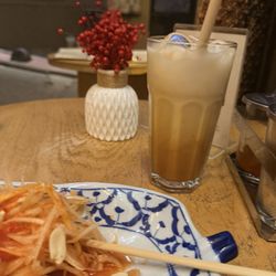 Çok Çok Thai Restaurant - Delicious papaya salad and a wonderfully creamy Thai iced tea.