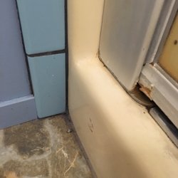 Knarly Oaks Pool House - Scummy shower door in master bathroom.