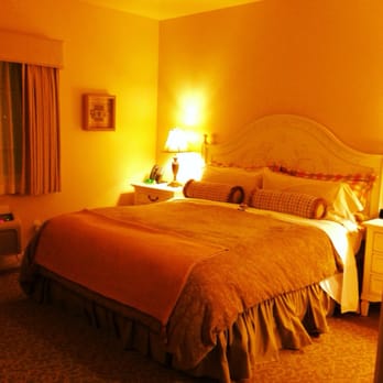 Bella Notte - The king size bed - Hotels Near Me - Santa Cruz, California