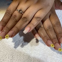 Dar's Nails - Ombré acrylic nails with floral designs and foil