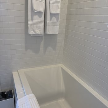 Ervins Cleaning - Clean bathtub, nice and neat set up - Home Cleaning Near Me - Savannah, Georgia Ervins Cleaning - Clean bathtub, nice and neat set up - Home Cleaning Near Me - Savannah, Georgia