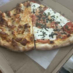 700 Degrees Pizzeria - Buffalo chicken & Mozzarella Cheese Pizzamozzarella