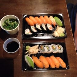 Sushibaren - En stort sushi och en mellan med Alaska rullar ist för vanliga och utbytt räka mot en lax. Mizo soppa med purjolök.