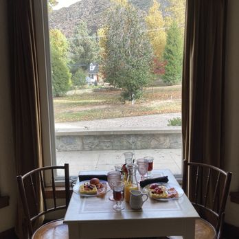 Stone Oak Manor - Morning breakfast. Relaxing way to start the day! - Bed & Breakfast Near Me - Oak Glen, California