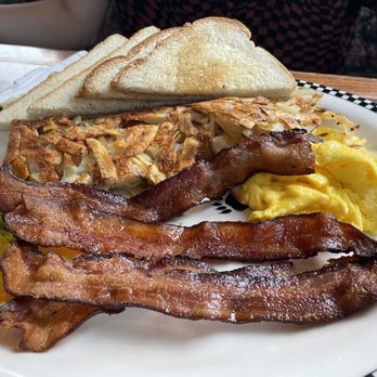 Black Bear Diner Humble - Strip-Cut Hash Browns (380 cals.) California Bacon (800 cals.) Eggs - Diners Near Me - Humble, Texas