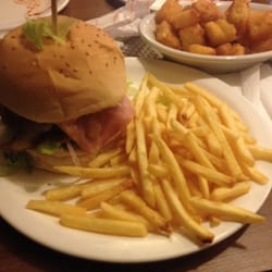 Bravus Burger Grill - Promoção Rei do Bravus, por R$16,90, um lanchão monstro com porção bem servida de batata frita.