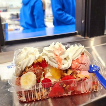 Handel's Ice Cream - Classic banana split - Ice Cream & Frozen Yogurt Near Me - Oxnard, California