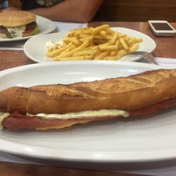 Mandronius - Un bocadillo de jamón serrano con camembert y una hamburguesa con patatas