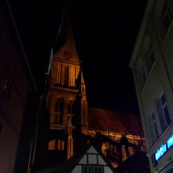 buschèrie bistro-wein-lounge - Wenn dieser Turm zu sehen ist, dann ist man fast da.