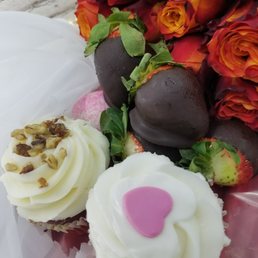 Cupcakes and chocolate strawberries