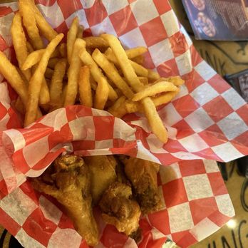 Smitty's Sistrunk - 6 Jumbo Wings and Regular Fries - Chicken Wings Near Me - Fort Lauderdale, Florida Smitty's Sistrunk - 6 Jumbo Wings and Regular Fries - Chicken Wings Near Me - Fort Lauderdale, Florida