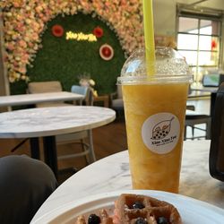 Xiao Xiao Tea - Strawberry mochi waffle and smoothie