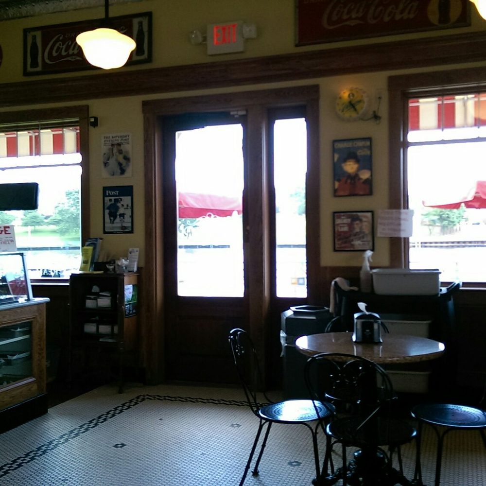 South Pier Parlor - Ice Cream & Frozen Yogurt Near Me - Sheboygan, Wisconsin South Pier Parlor - Ice Cream & Frozen Yogurt Near Me - Sheboygan, Wisconsin