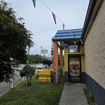 Tacos Rojas - Salem - The passageway from the parking lot to the restaurant. - Mexican Near Me - Salem, Virginia Tacos Rojas - Salem - The passageway from the parking lot to the restaurant. - Mexican Near Me - Salem, Virginia