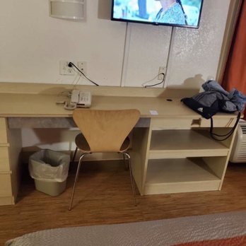 Motel 6 - Worn out furniture in the room. - Hotels Near Me - Altoona, Iowa