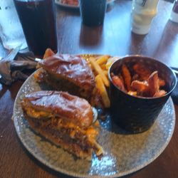 Roos Leap - Bacon cheese burger and crisps