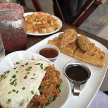 Another Broken Egg Cafe - Lunch duo: chicken & waffles and jambalaya - Breakfast & Brunch Near Me - Burbank, California
