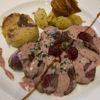 L'Envie des Mets - Duck breast with raspberry sauce - French Near Me - Grenoble, 38 L'Envie des Mets - Duck breast with raspberry sauce - French Near Me - Grenoble, 38